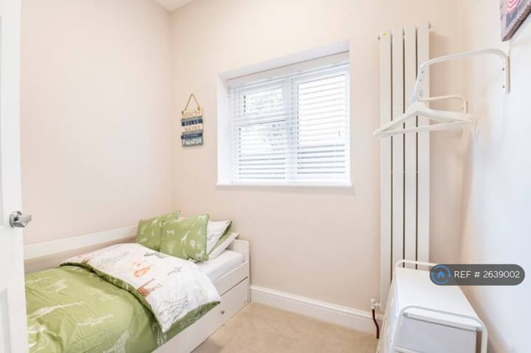 2 bedroom flat in San Remo Parade, Westcliff-On-Sea, SS0 (2 bed) (#2639002)