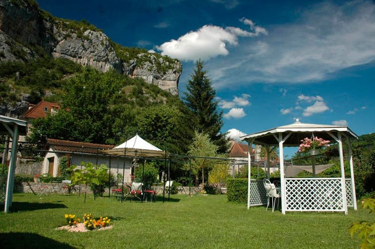 Large property and commercial opportunity in Cabrerets, Midi-Pyrenees (Occitanie)