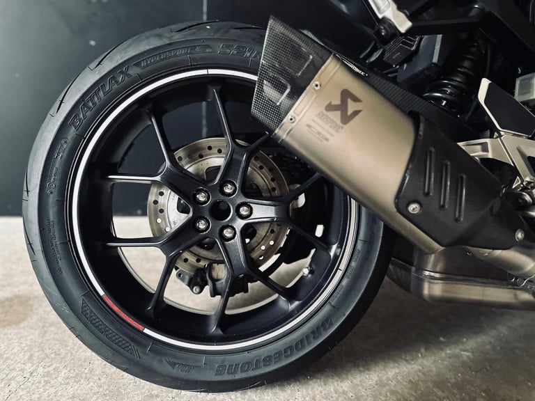 STUNNING 2019/19 HONDA CB1000R MOTORCYCLE 