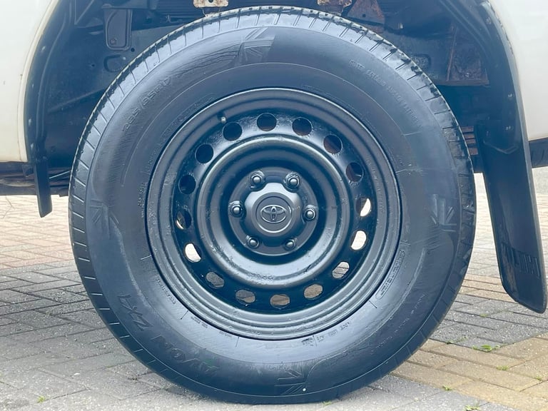 Toyota Hilux D-4D 150 ACTIVE 4WD SINGLE CAB WITH TRUCKMAN TOP