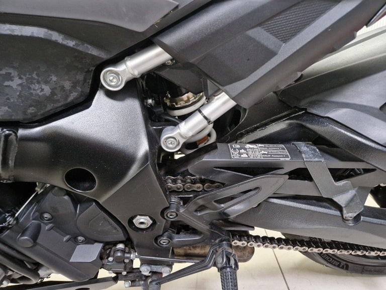 SUZUKI GSX-S 1000 IN GRAY
