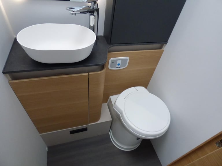 Adria Coral 670 DL 60Y DIESEL AUTOMATIC 2025