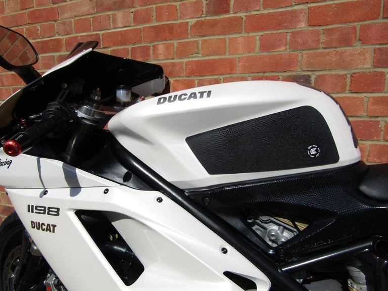 DUCATI 1198 S * PEARL WHITE * REDUCED * LOVELY BIKE * PLATE**EXTRAS**CARBON**