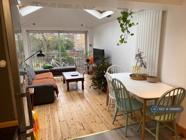 3 bedroom flat in Haringey, London, N4 (3 bed) (#2666817)