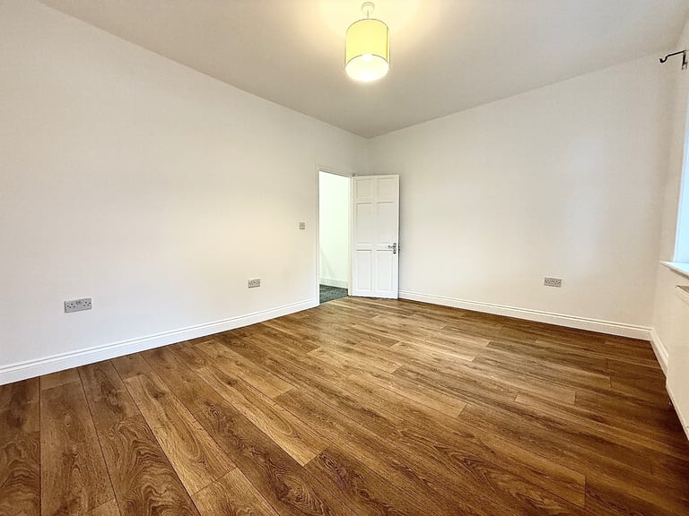 Newly decorated 2 bedroom house with private garden close to Stratford 