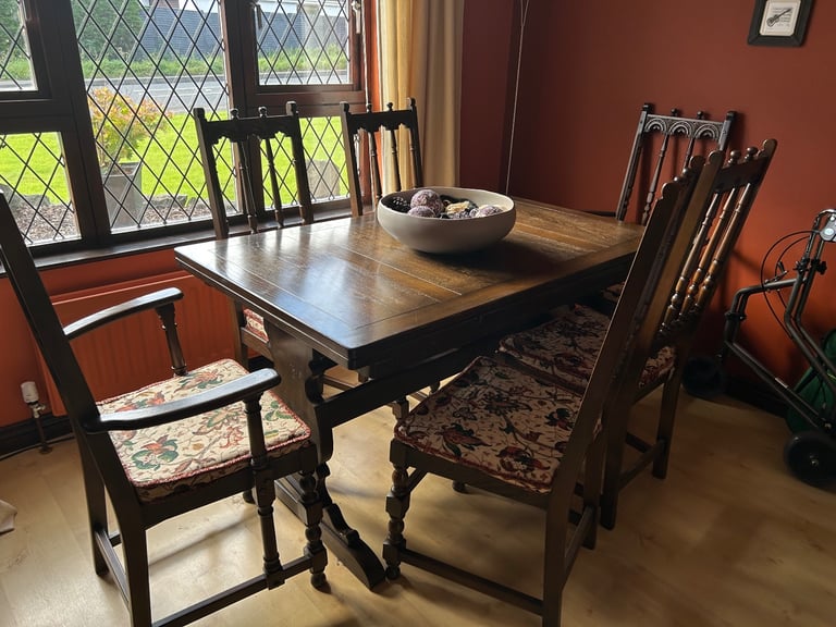 Old Charm Oak Dining Suite, Extending table, four chairs and two carvers. Good condition