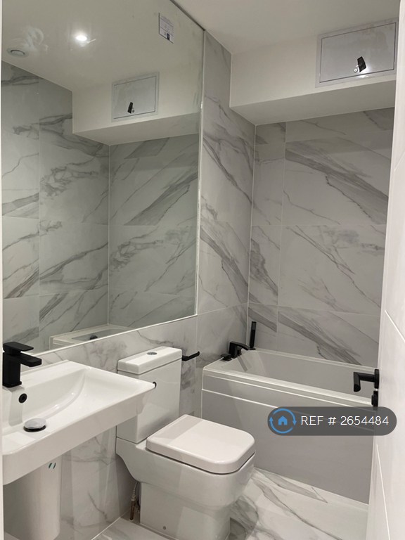 2 bedroom flat in Emanuel Avenue, London, W3 (2 bed) (#2654484)
