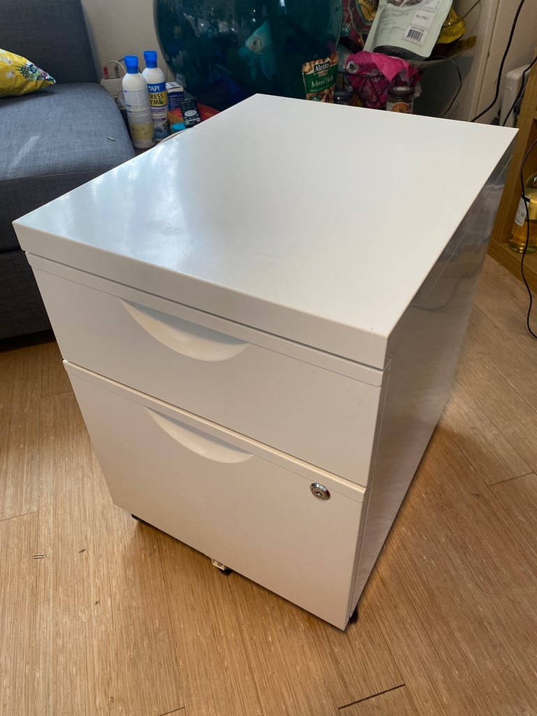 image for White metal filing cabinet [Missing Key]