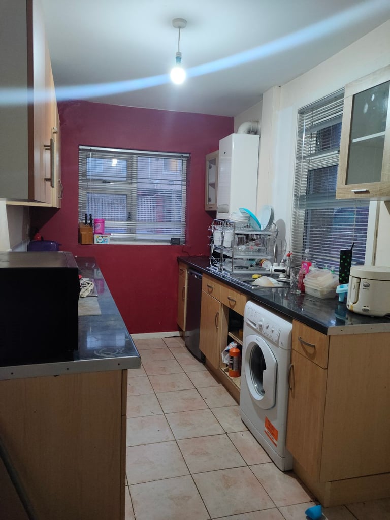 Single (Bedsit) and Double rooms to share on cal-de-sec quiet street 7 mins walk to train station