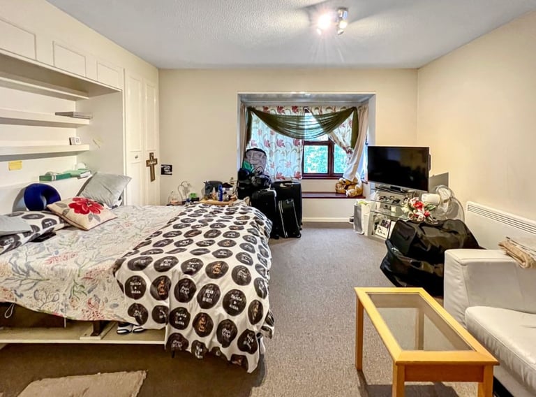 Studio Flat - 5 Min Walk to Station - Seperate Kitchen & Bathroom - Parking Available 