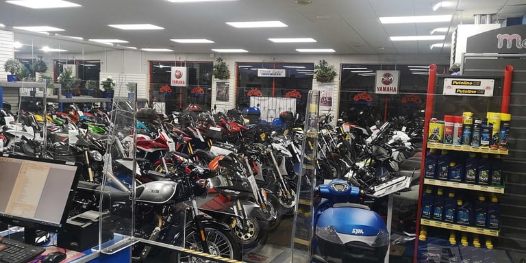 Triumph Street Triple 675-R 61-REG ONLY 411 DRY MILES WITH EXTRAS £5399.OTR