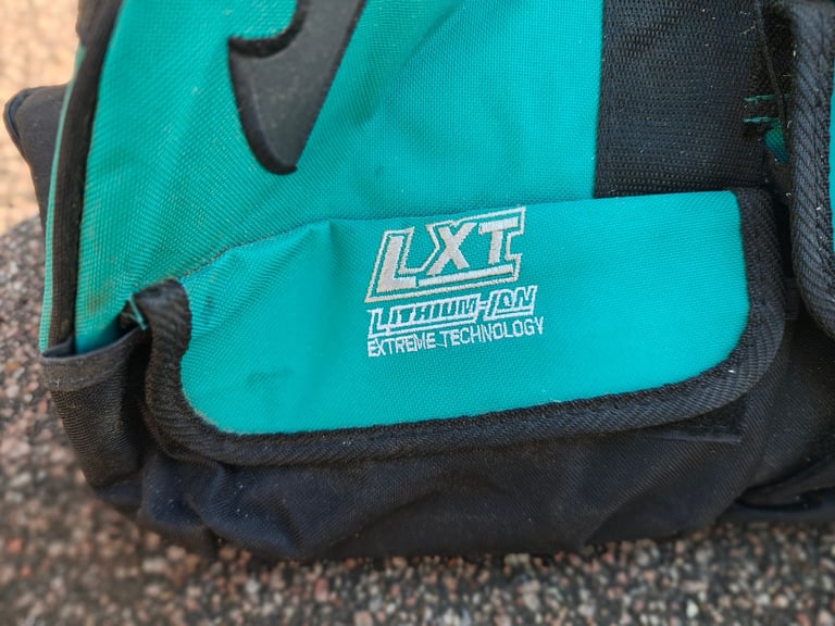 Bag Makita on tools storage garage