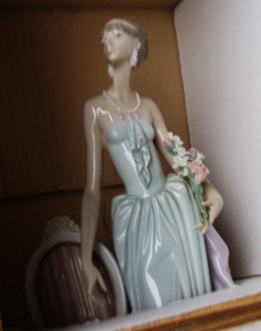 Lladro - Lady Figurine - Really a Beautiful Piece - as per attached
