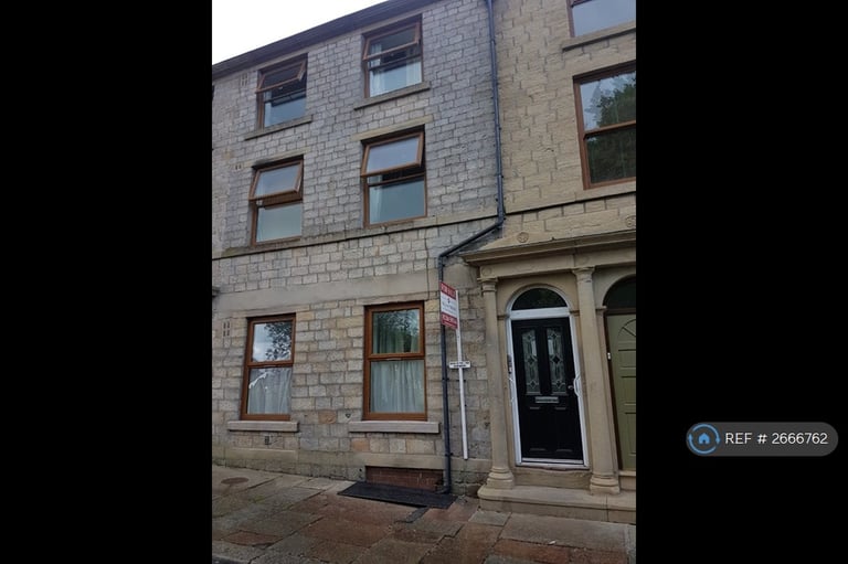 1 bedroom flat in Belgrave Square, Darwen, BB3 (1 bed) (#2666762)