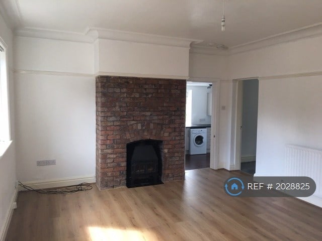 2 bedroom flat in Highfield Road, Widnes, WA8 (2 bed) (#2028825)