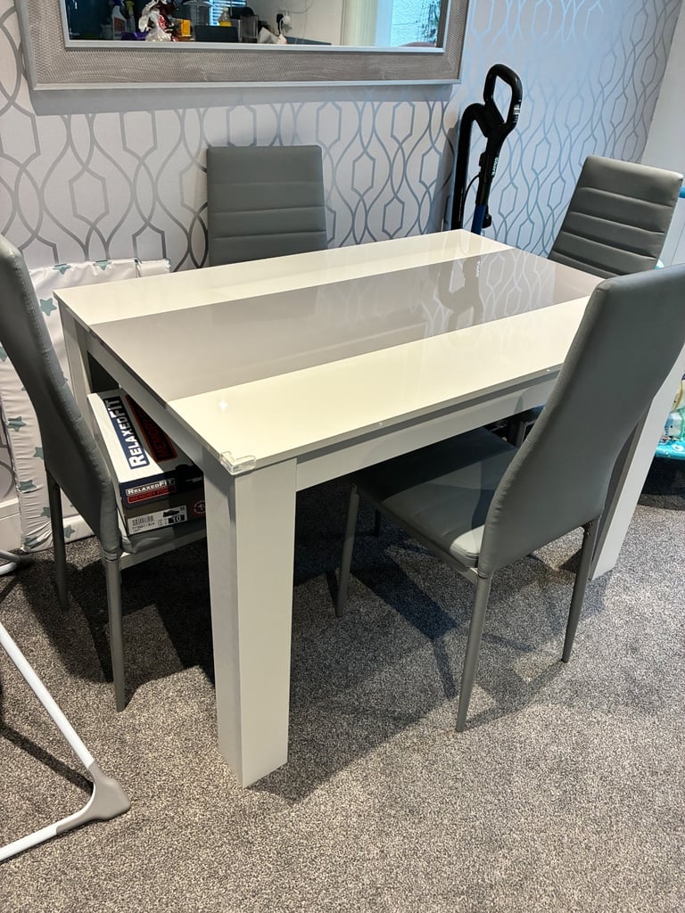 Dining Table & 4 Chairs 
