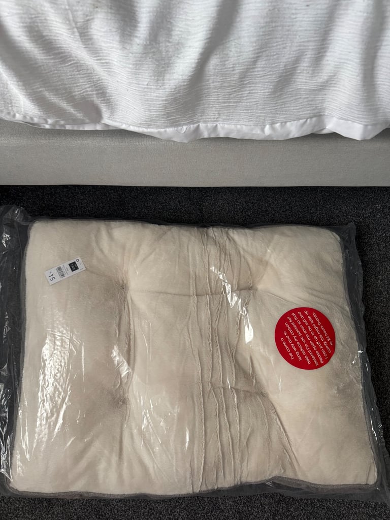 Dunnes Stores cream/grey dog bed/cushion