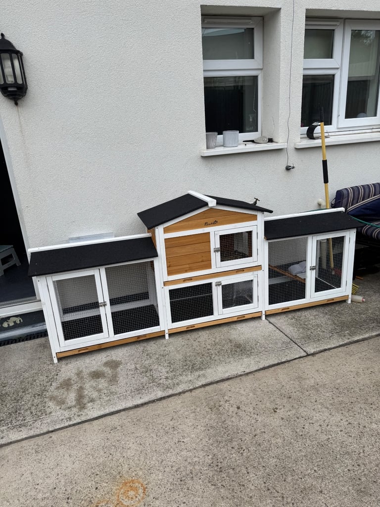 Brand new pawhut rabbit hutch