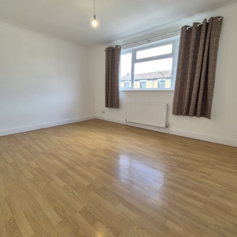 Stunning ONE double bedroom ground floor garden maisonette for rent in Chingford!  