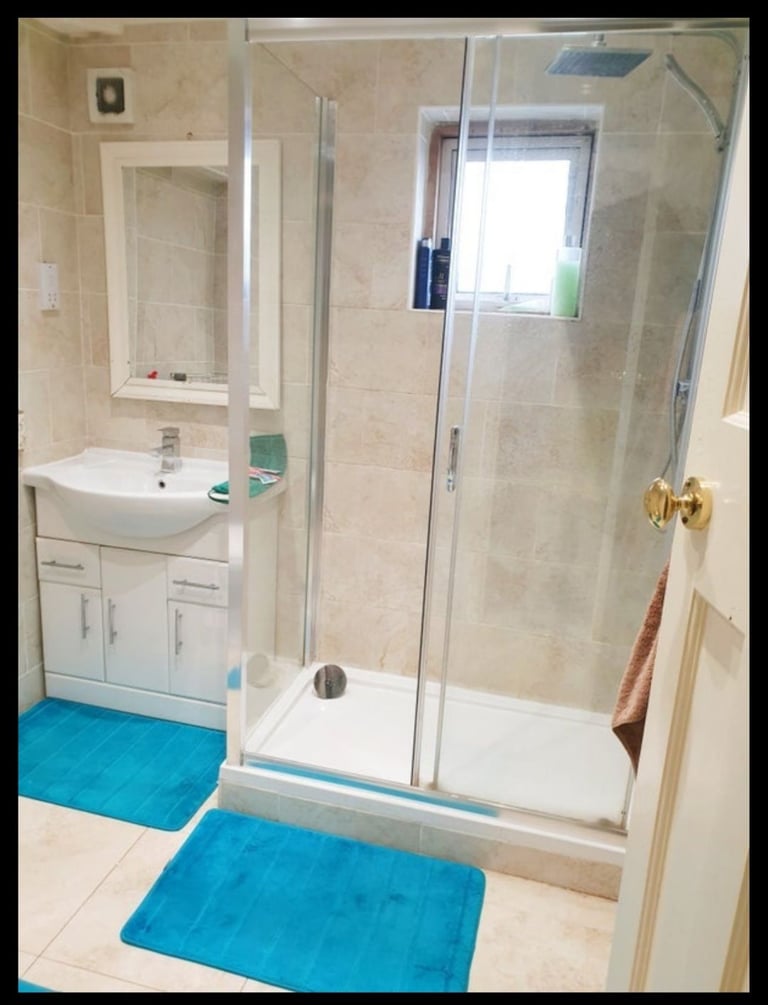 image for Double Room available in Warm Family Home, 7minute walk from Greenford Station 