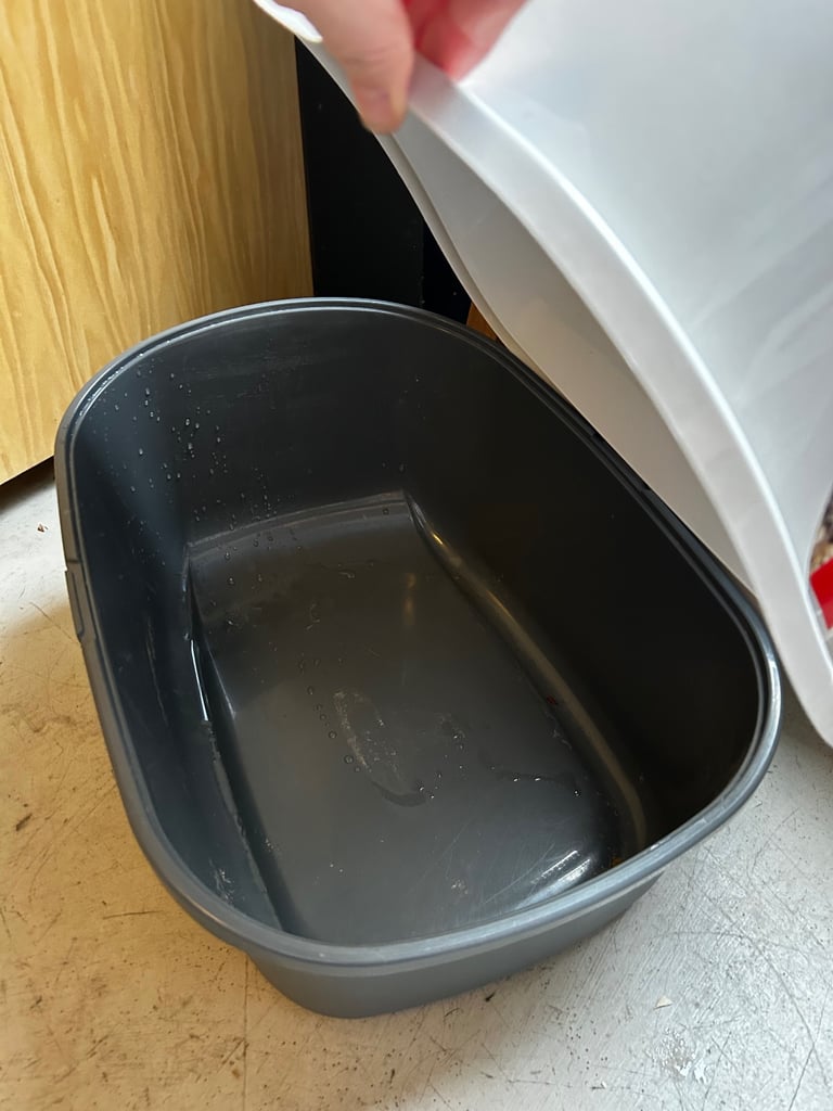 Hooded cat litter box