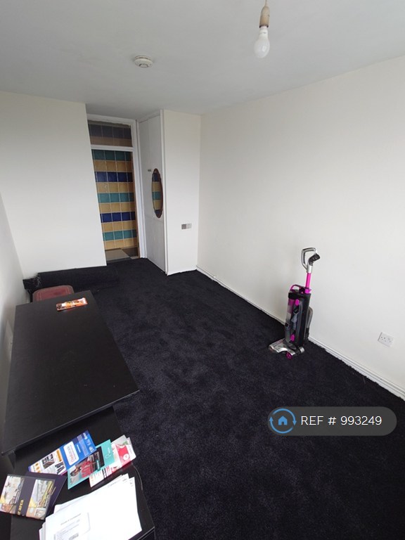 3 bedroom flat in Academy Gardens, Northolt, UB5 (3 bed) (#993249)