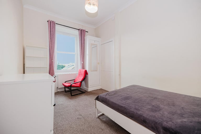 Very spacious, top floor, 3 bedroom, HMO flat - available NOW