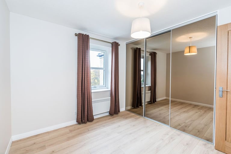 Contemporary, 2 bedroom flat in Morningside, with flexible furnishings – available NOW