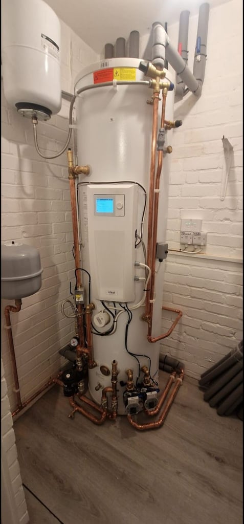 HARDLY USED 10KW Ideal Logic Air Monobloc air source heat pump & Water Cylinder