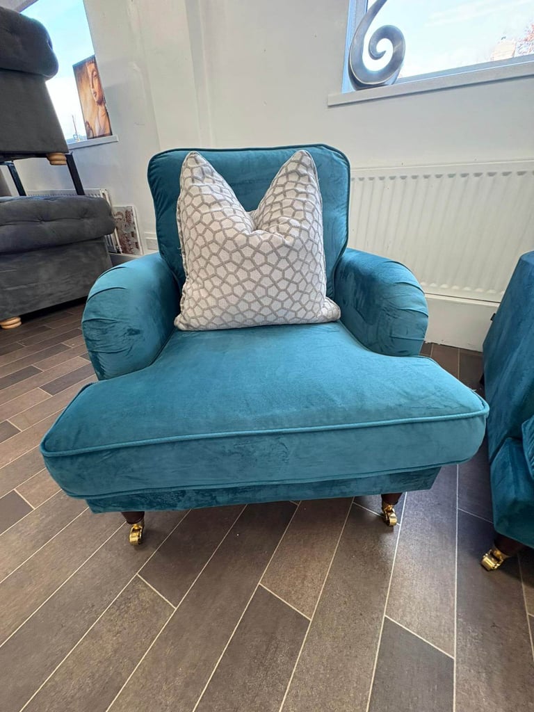 Lovely Compact French Velvet Sofa & Armchair. Delivery available🚛