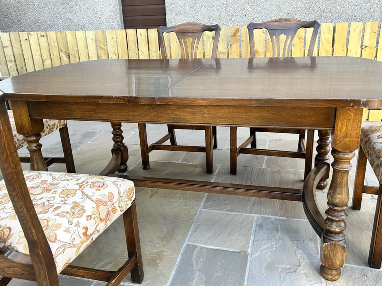 Mahogany Dining table with 6 matching chairs