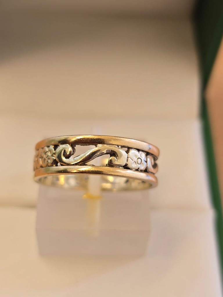 9CT TWO-TONE GOLD DAISY & SCROLLS BAND