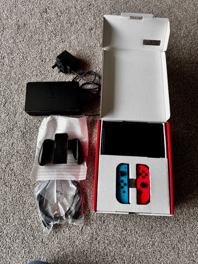 Nintendo Switch OLED - Boxed with original accessories. Excellent