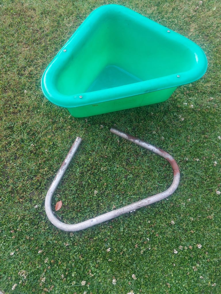 Corner feed tub and bracket