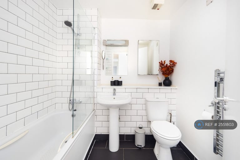 2 bedroom flat in Nichols Court, London, E2 (2 bed) (#2551803)