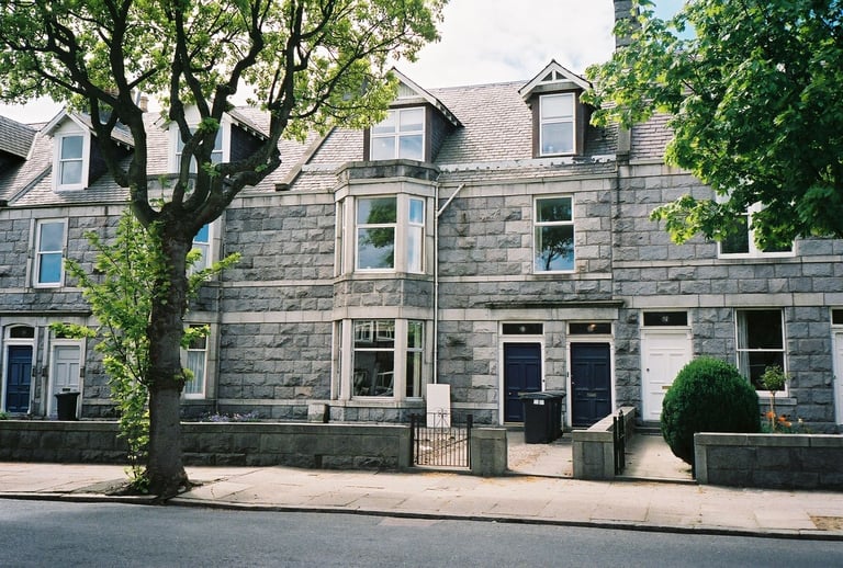 Desirable and spacious, Traditional granite , 2 bedroom Flat in sought after West End location 