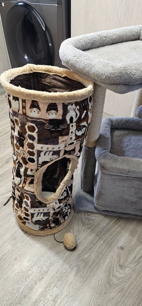 Cat tower with play tunnel 