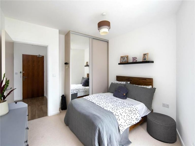 🏠 Bright and cozy room in Aldgate East available for £950 per month including all bills.
