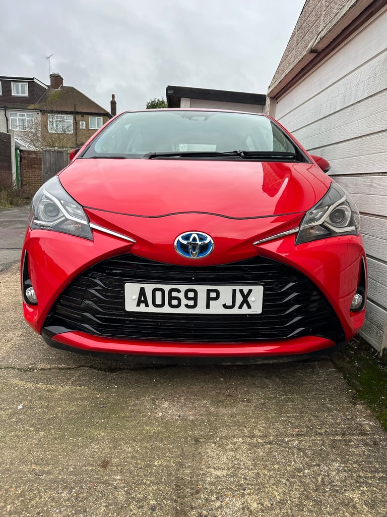 Excellent Toyota Yaris 1.5 hybrid very low mileage for sale.