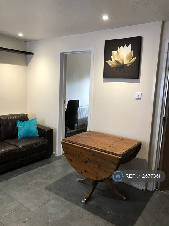 5 bedroom house in Park Barn Drive, Guildford, GU2 (5 bed) (#2677361)