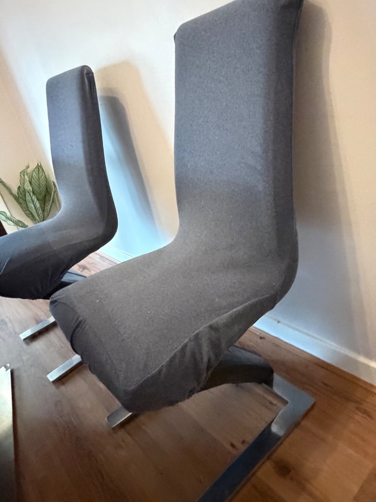 Extendable 4-8 People Dining table and 4 chairs