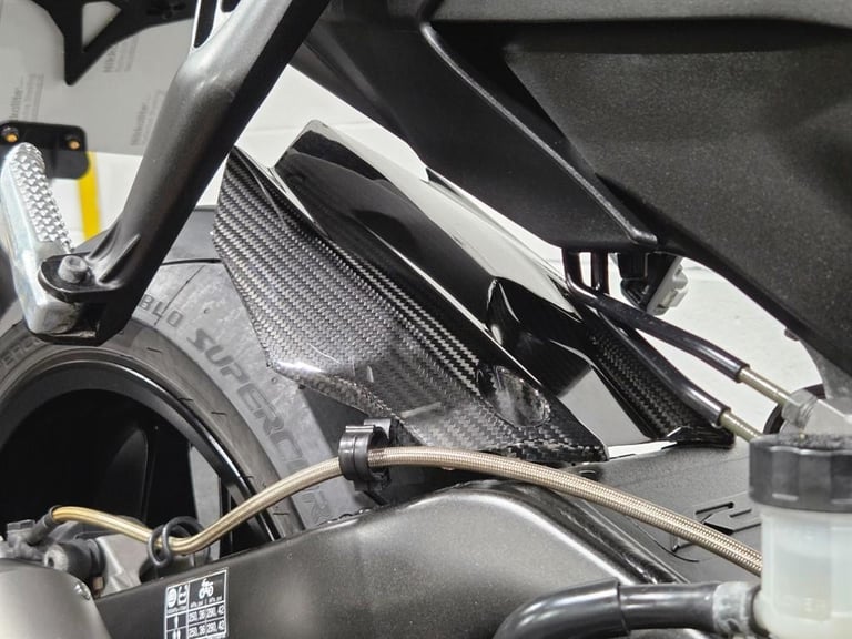 Yamaha R1 FULL SPARK EXHAUST! CARBON EXTRAS! LOVELY CONDITION! LOW