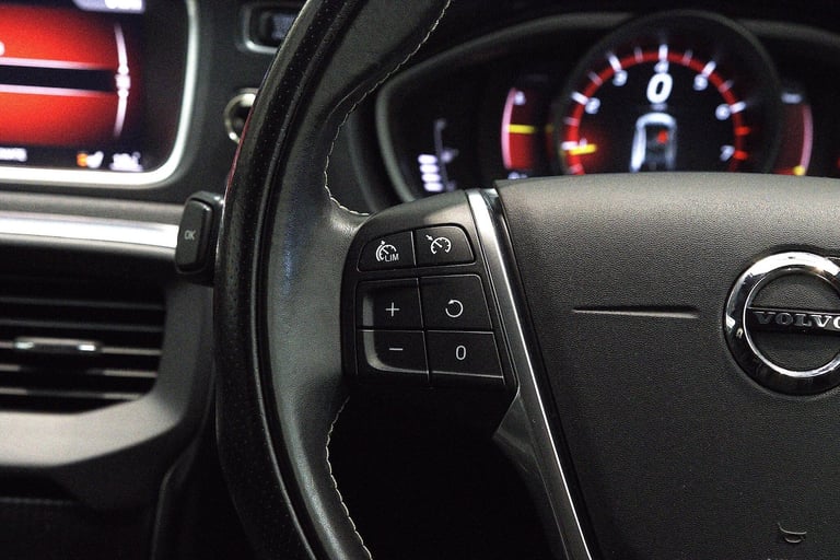 2017 Volvo V40 2.0 T2 R-Design Nav Plus Euro 6 (s/s) 5dr HATCHBACK Petrol Manual