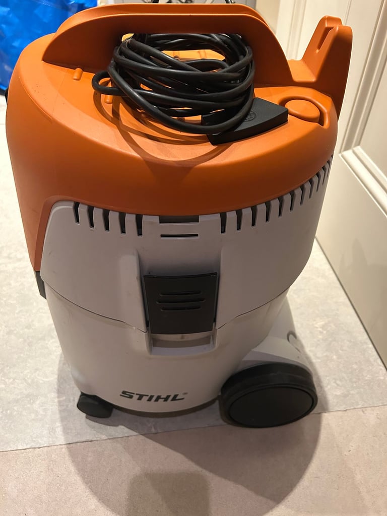 Stihl SE62 Wet and Dry Vacuum Cleaner dust extractor - used / good condition