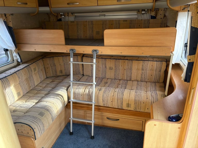 SOLD PENDING COLLECTION-2005 Sterling Eccles Sapphire 5 Berth