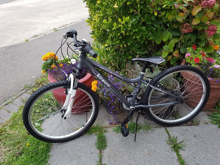 GIRLS 24" WHEEL FRONT SUSPENSION BIKE IN GOOD WORKING ORDER AGE 8+