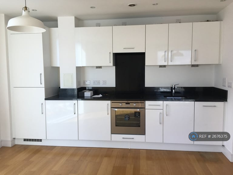 2 bedroom flat in Marina Point West, Chatham, ME4 (2 bed) (#2676375)