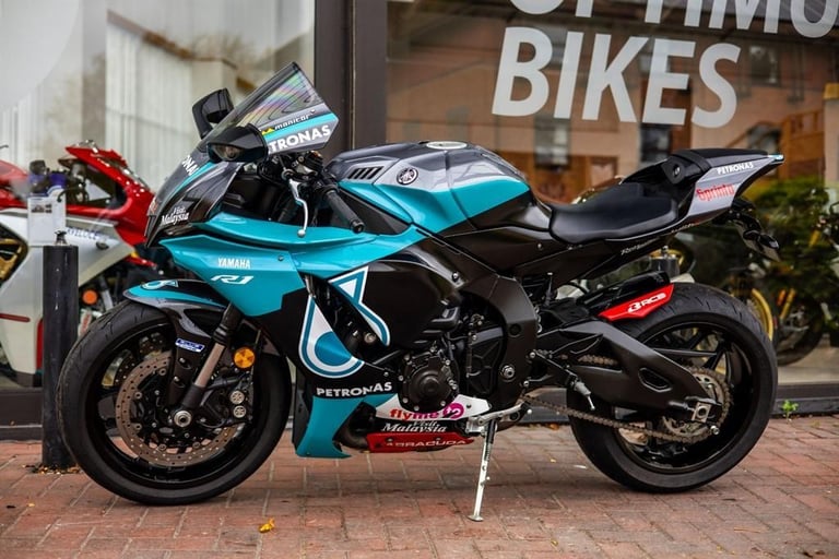 Yamaha R1 PETRONAS PAINT ! AKRO ! STUNNING