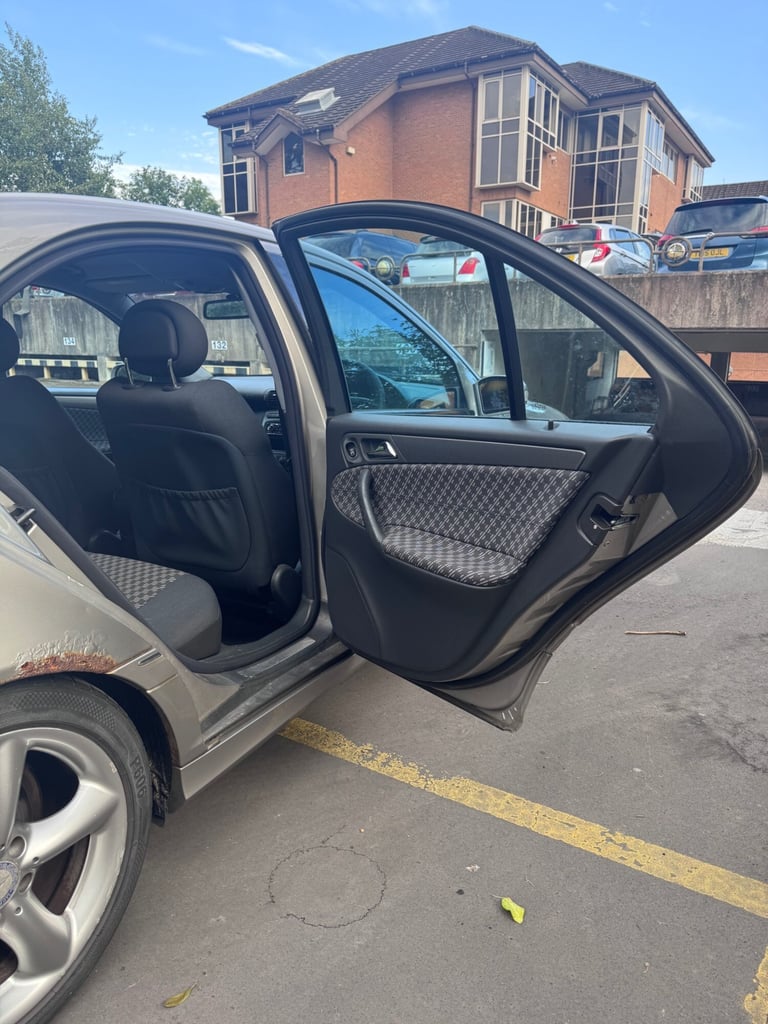 2003 MERCEDES-BENZ C CLASS C180K Avantgarde SE 4dr AUTO PETROL SILVER SALOON VGC