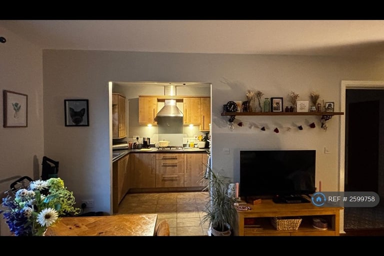 1 bedroom flat in St. Margarets Court, Maritime Quarter, Swansea, SA1 (1 bed) (#2599758)